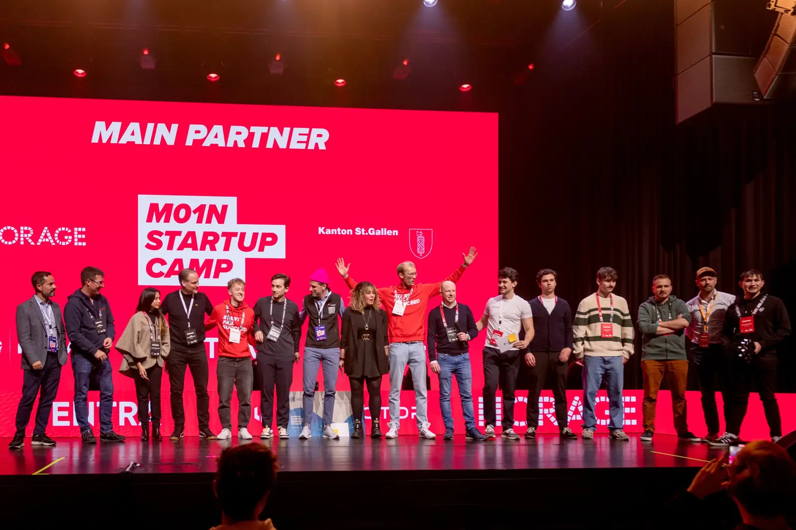 The finalists, the jury and the M01N team together on stage after the pitch final